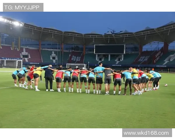 沪港足球明星阵容揭晓球迷期待精彩对决与激情碰撞 沪港足球明星阵容揭晓球迷期待精彩对决与激情碰撞